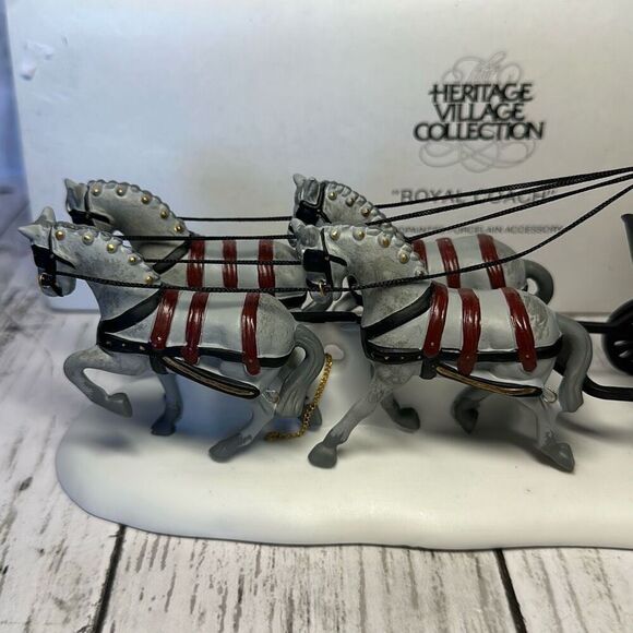 Department 56 Royal Coach The Heritage Village Collection 5578-6 - Picture 5 of 9